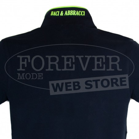 Polo uomo Baci & Abbracci con logo ricamato e stampato sul collo fluo