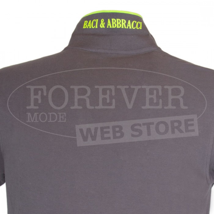 Polo uomo Baci & Abbracci con logo ricamato e stampato sul collo fluo