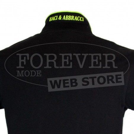 Polo uomo Baci & Abbracci con logo ricamato e stampato sul collo fluo