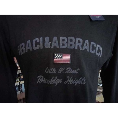 T-shirt uomo Baci & Abbracci manica lunga a girocollo in cotone con stampa e bandiera T-shirt uomo Baci & Abbracci manica lunga a girocollo in cotone con stampa e bandiera